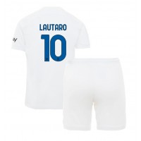 Billiga Inter Milan Lautaro Martinez #10 Barnkläder Borta fotbollskläder till baby 2023-24 Kortärmad (+ Korta byxor)